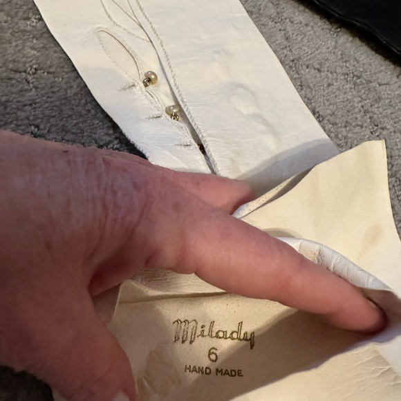 Vintage set of hand stitched leather and suede gloves. Size 6-7. - Picture 10 of 10